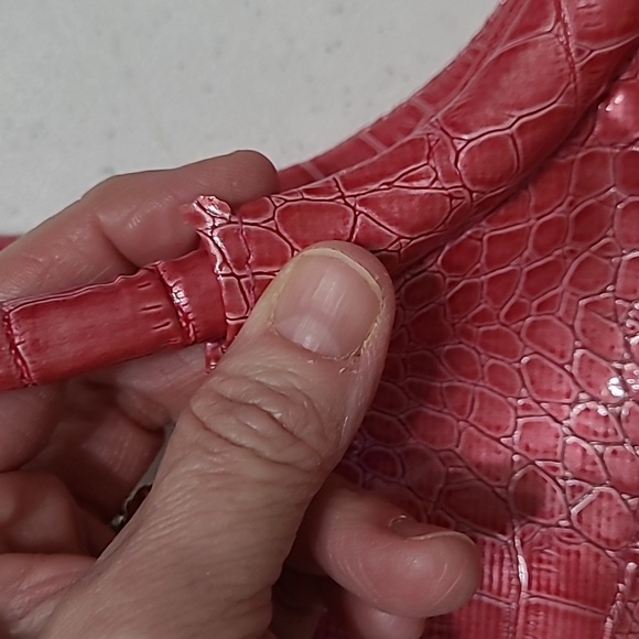 Elegant Pink Crocodile-Embossed Women's Bag - Picture 14 of 14